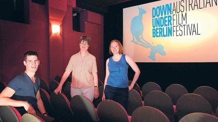 KINOFANS. Clemens Stolzenberg, Festivalmanagerin Ulrike Schmiedtke und Direktorin Frances Hill (v. l. n. r.) zeigen australische Filme im Moviemento.