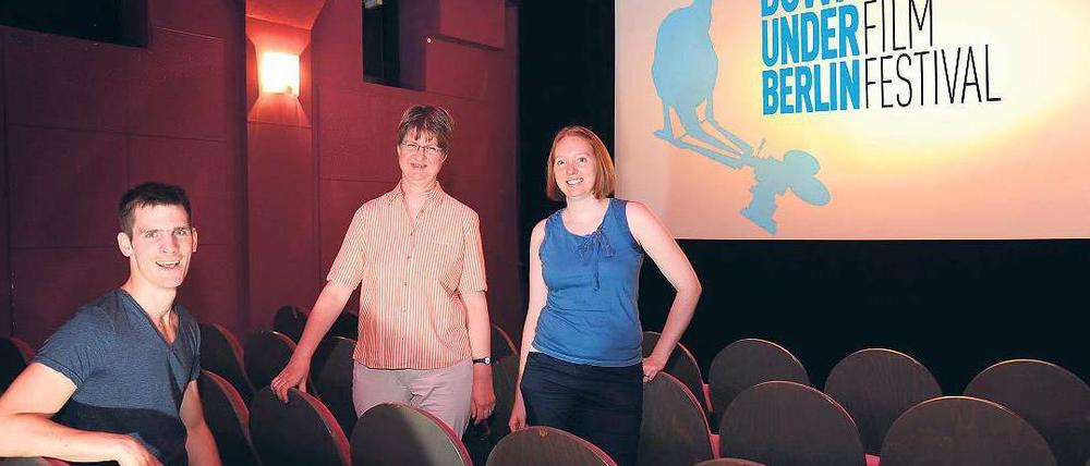 KINOFANS. Clemens Stolzenberg, Festivalmanagerin Ulrike Schmiedtke und Direktorin Frances Hill (v. l. n. r.) zeigen australische Filme im Moviemento.