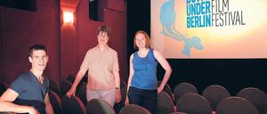 KINOFANS. Clemens Stolzenberg, Festivalmanagerin Ulrike Schmiedtke und Direktorin Frances Hill (v. l. n. r.) zeigen australische Filme im Moviemento.