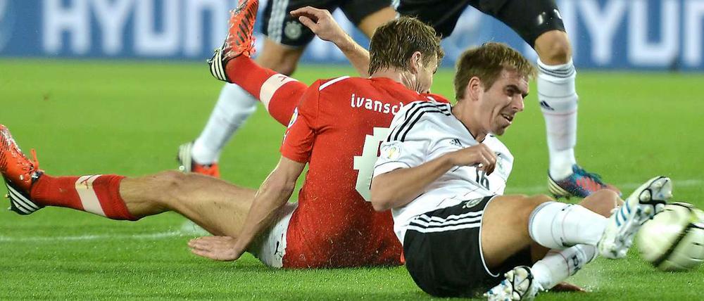 Fußballkunst ade? Nationalmannschafts-Kapitän beim Rumpeln über den Rasen des Ernst-Happel-Stadions. 