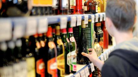 70.000 Jugendliche haben ein riskantes Trinkverhalten. Vor allem die Jungs greifen häufiger zur Flasche als Mädchen.