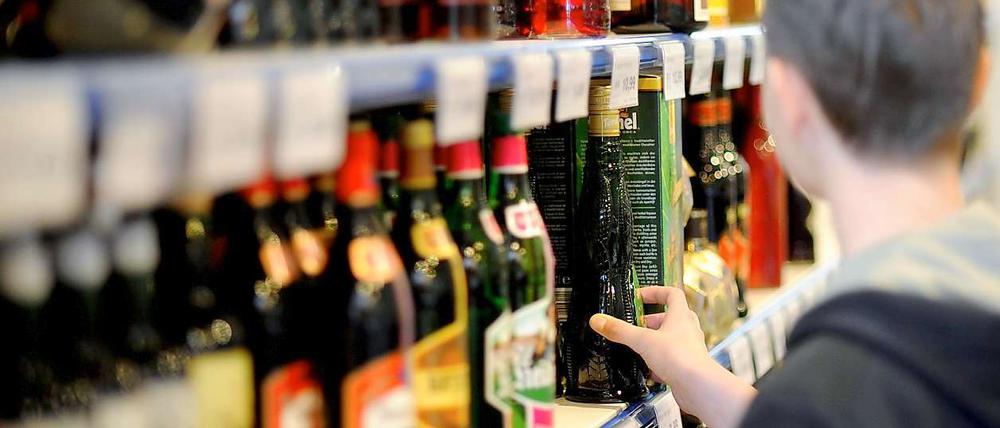70.000 Jugendliche haben ein riskantes Trinkverhalten. Vor allem die Jungs greifen häufiger zur Flasche als Mädchen.