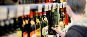 70.000 Jugendliche haben ein riskantes Trinkverhalten. Vor allem die Jungs greifen häufiger zur Flasche als Mädchen.