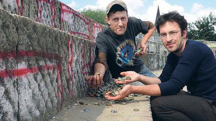 Kronkorken zu Kunstwerken. Künstler Mathias Waller (links) und Andreas Teuchert von der Initiative „Unser Görli“ wollen am Aktionstag zusammen mit freiwilligen Helfern Flaschenverschlüsse sammeln und damit den Pamukkale-Brunnen gestalten. 