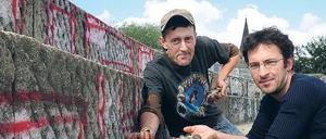 Kronkorken zu Kunstwerken. Künstler Mathias Waller (links) und Andreas Teuchert von der Initiative „Unser Görli“ wollen am Aktionstag zusammen mit freiwilligen Helfern Flaschenverschlüsse sammeln und damit den Pamukkale-Brunnen gestalten.