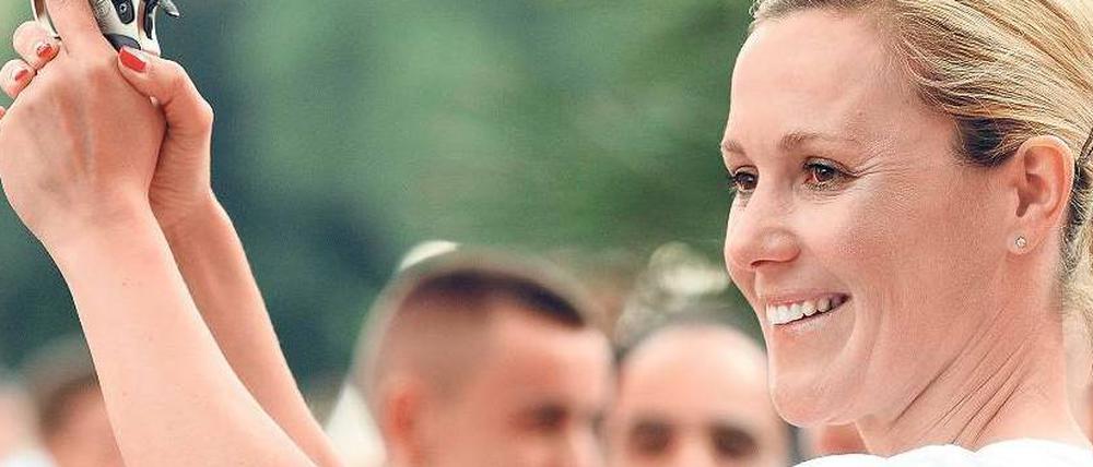Startschuss für einen neuen Anlauf. Mit des Autobiografie „Jenseits des Protokolls“ versucht die Gattin des Altbundespräsidenten Christian Wulff, ihr Image zurechtzurücken.