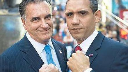 So nah wie ihre beiden Doubles Mike Cote (l.) und Louis Ortiz sind sich Herausforderer Mitt Romney und US-Präsident Barack Obama noch nicht gekommen. Foto: AFP