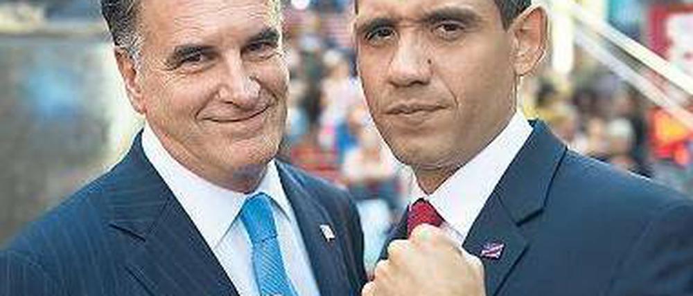 So nah wie ihre beiden Doubles Mike Cote (l.) und Louis Ortiz sind sich Herausforderer Mitt Romney und US-Präsident Barack Obama noch nicht gekommen. Foto: AFP