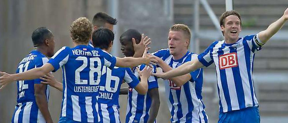 Endlich wieder eingekreist. Adrian Ramos wird von seinen Mitspielern nach seinem 1:0 gegen Aalen gefeiert. Die Fans sangen nach dem Spiel lautstark seinen Namen.