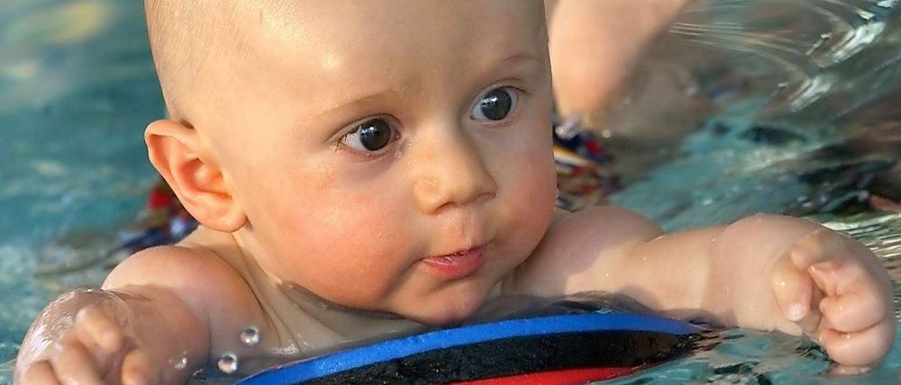 Babyschwimmen wird vom Jobcenter bezahlt.