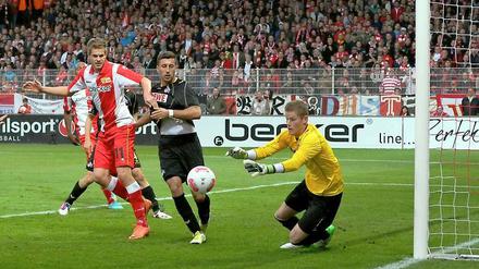Sichere Beute. Simon Teroddes Kopfball war in dieser Szene kein Problem für Kölns Keeper Timo Horn. Zweimal musste sich Horn allerdings geschlagen geben. Nach 90 Minuten in der ausverkauften Alten Försterei hieß es 2:1 für die Berliner.