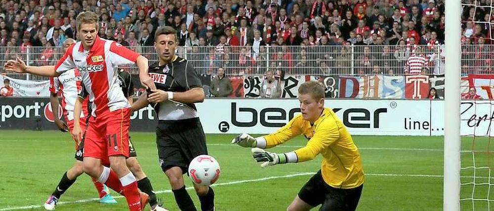 Sichere Beute. Simon Teroddes Kopfball war in dieser Szene kein Problem für Kölns Keeper Timo Horn. Zweimal musste sich Horn allerdings geschlagen geben. Nach 90 Minuten in der ausverkauften Alten Försterei hieß es 2:1 für die Berliner.