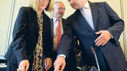Recht standhaft. Zwischen Margarete Koppers und Frank Henkel gibt es kein Kommunikationsproblem, heißt es bei der Berliner Polizei.