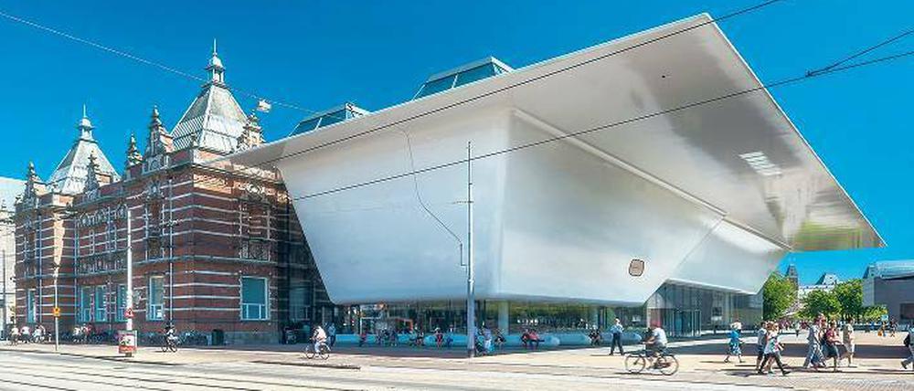 Baden gehen. Der Amsterdamer Architekt Mels Crouwel entwarf den avantgardistischen Anbau aus Kunststoffharz und der Synthetikfaser Twaron.