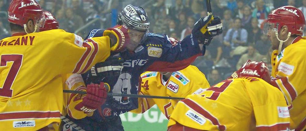 Umkämpft im wahrsten Sinne. Düsseldorfs Marian Bazany verpasst Berlins Matt Foy eine rechte Gerade. Die Eisbären ließen sich davon aber nicht beirren und feierten den ersten Saisonsieg.