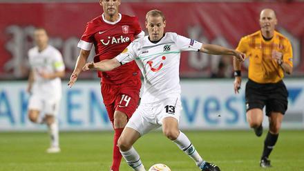 Jan Schlaudraff kämpft mit Willem Janssen um den Ball.