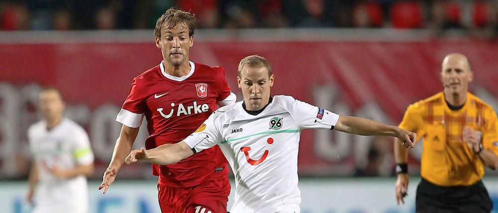 Jan Schlaudraff kämpft mit Willem Janssen um den Ball.