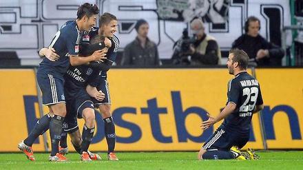 Zu früh gefreut: Hamburgs Rudnevs (2.v.l) jubelt mit Son (l.) und Ilicevic (2. v. r.), während Hamburgs Rafael van der Vaart auf Knien angerutscht kommt. Am Ende heißt es nur 2:2.