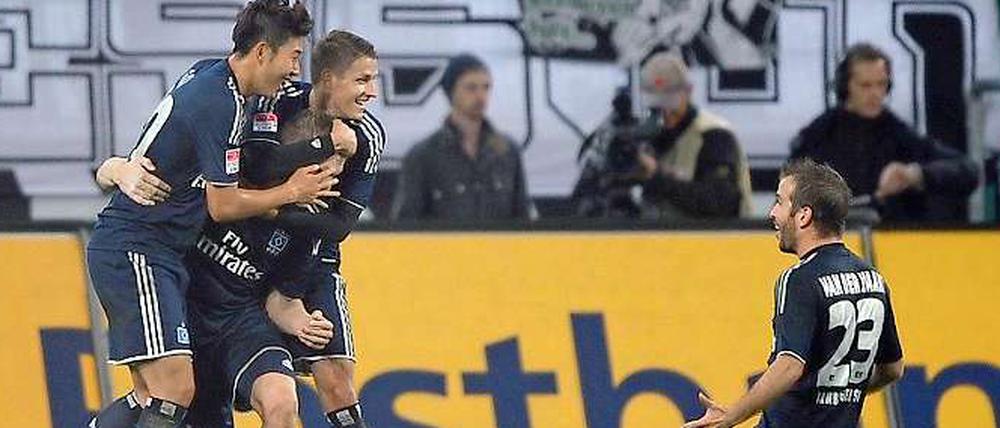 Zu früh gefreut: Hamburgs Rudnevs (2.v.l) jubelt mit Son (l.) und Ilicevic (2. v. r.), während Hamburgs Rafael van der Vaart auf Knien angerutscht kommt. Am Ende heißt es nur 2:2.