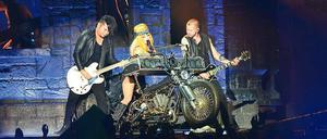 Fest im Sattel. Lady Gaga spielt auf ihrem Motorradkeyboard. Das Bild entstand in Sofia. Beim Berliner Konzert waren keine Fotografen zugelassen.