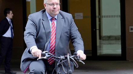 Umweltminister Peter Altmaier fährt gern Fahrrad und isst gerne - Fleisch aber auch Vegetarisches. Bei den Grünen diskutierte der CDU-Politiker mit Fraktionschefin Renate Künast über die Frage: Wie politisch ist der Kochtopf?