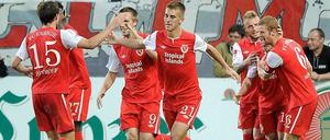 Gute Laune in der Lausitz: Die Cottbuser Spieler jubeln nach dem Treffer zum 1:0.