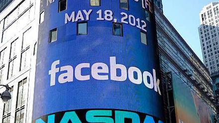 Facebook ist an der Börse - aber seit dem Börsengang hat sich der Kurs etwa halbiert. 