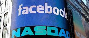 Facebook ist an der Börse - aber seit dem Börsengang hat sich der Kurs etwa halbiert. 