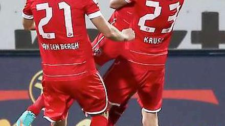 Jubel in der Fremde: Die Fortunen sind weiter vom Glück geküsst und bleiben ohne Niederlage. Kruse und van den Bergh feiern den Torschützen zum 2:0, Ken Ilsö.