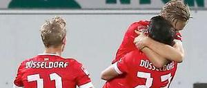 Jubel in der Fremde: Die Fortunen sind weiter vom Glück geküsst und bleiben ohne Niederlage. Kruse und van den Bergh feiern den Torschützen zum 2:0, Ken Ilsö.