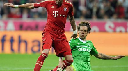 Mario Mandzukic ließ sich von Emmanuel Pogatetz und den Wolfsburgern nicht aufhalten.