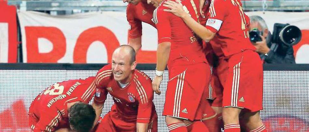 Ein Bayer am Boden. Und das findet Franck Ribéry (unten) auch gut, schließlich hat Bastian Schweinsteiger (Zweiter von rechts) gerade das 1:0 erzielt. Foto: Reuters