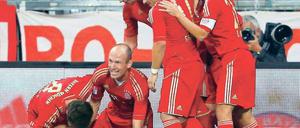 Ein Bayer am Boden. Und das findet Franck Ribéry (unten) auch gut, schließlich hat Bastian Schweinsteiger (Zweiter von rechts) gerade das 1:0 erzielt. Foto: Reuters