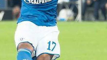 Vom Punkt zum Tor. Farfan verwandelt einen Elfmeter zum 1:0 für Schalke. Foto: dpa