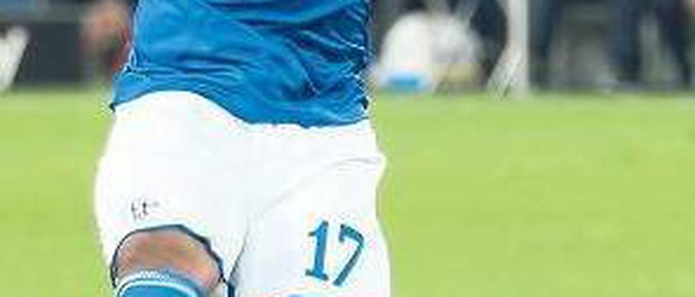 Vom Punkt zum Tor. Farfan verwandelt einen Elfmeter zum 1:0 für Schalke. Foto: dpa