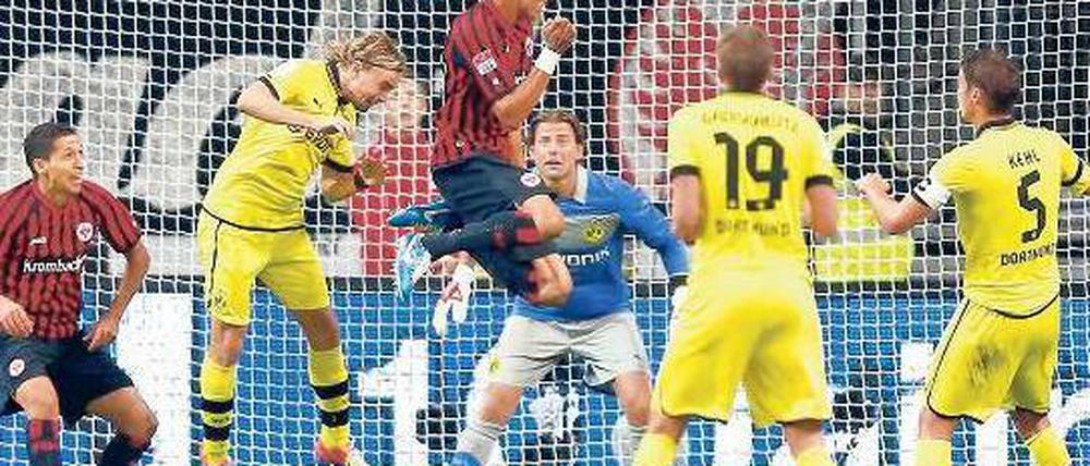 Der Aufsteiger, der nicht verlieren will. Bamba Anderson (Mitte) trifft per Kopf zum 3:3 für Eintracht Frankfurt; es war das letzte Tor in einem Spiel mit hohem Unterhaltungswert. Foto: Reuters
