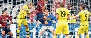 Der Aufsteiger, der nicht verlieren will. Bamba Anderson (Mitte) trifft per Kopf zum 3:3 für Eintracht Frankfurt; es war das letzte Tor in einem Spiel mit hohem Unterhaltungswert. Foto: Reuters