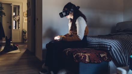 Einsam mit VR-Brille.