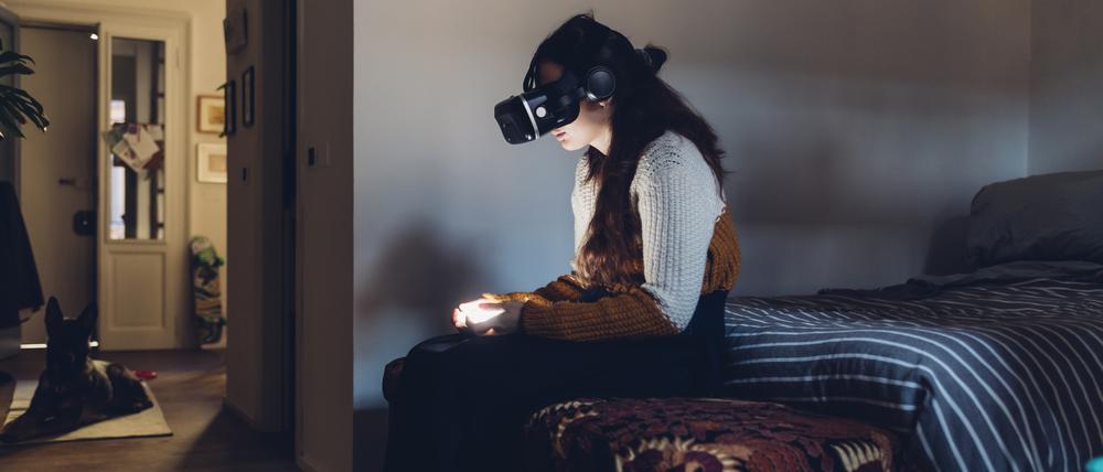 Einsam mit VR-Brille.
