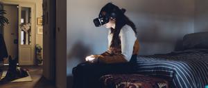 Einsam mit VR-Brille.