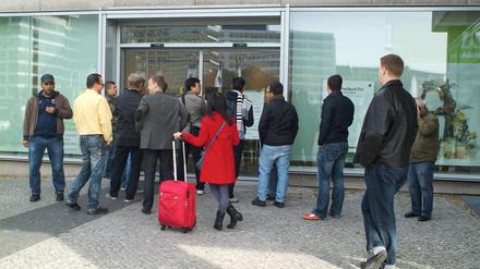 Wenige Minuten vor Eröffnung ist an dem Gravis Stores am Ernst-Reuter Platz in Berlin immer noch nicht viel los. Um diese Uhrzeit haben iPhone-Fans in Hamburg schon eine Nacht vor dem Apple Store campiert.
