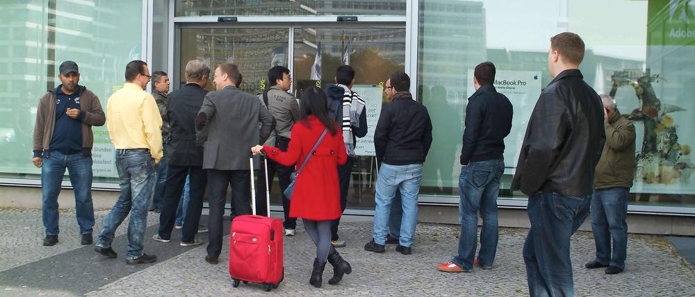 Wenige Minuten vor Eröffnung ist an dem Gravis Stores am Ernst-Reuter Platz in Berlin immer noch nicht viel los. Um diese Uhrzeit haben iPhone-Fans in Hamburg schon eine Nacht vor dem Apple Store campiert.