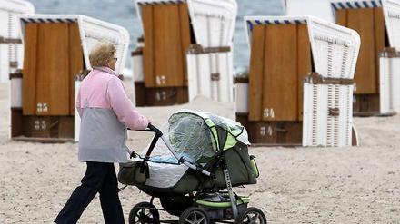 Auch Oma und Opa könnten sich bald in einer Großelternzeit der Betreuung ihrer Enkelkinder widmen.