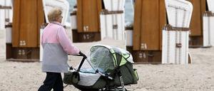Auch Oma und Opa könnten sich bald in einer Großelternzeit der Betreuung ihrer Enkelkinder widmen.