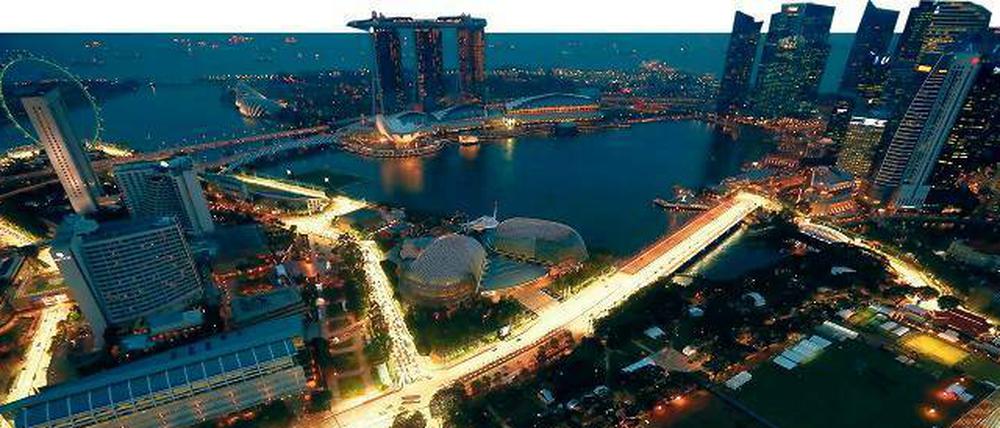 Wenn es Nacht wird über Singapur... Rund 1600 Scheinwerfer mit insgesamt 3,2 Millionen Watt Leistung lassen die Rennstrecke taghell erstrahlen.