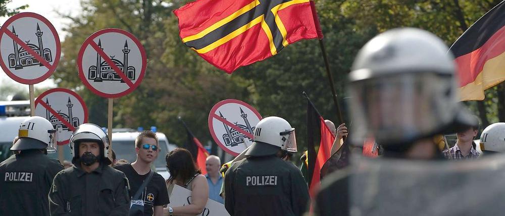 Wenn die Anhänger von Pro Deutschland demonstrieren ist das Polizeiaufgebot meist groß.