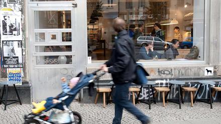 Kinder müssen draußen bleiben: Ein Café-Betreiber in Prenzlauer Berg macht Ernst mit seinem Purismus. Hier gibt es nur Kaffee ohne alles.