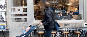 Kinder müssen draußen bleiben: Ein Café-Betreiber in Prenzlauer Berg macht Ernst mit seinem Purismus. Hier gibt es nur Kaffee ohne alles.