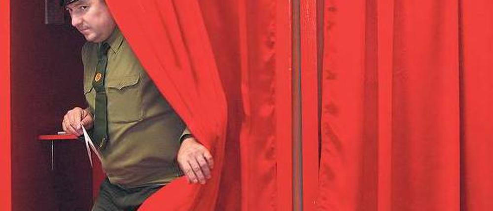 Vorgeschickt. Schon seit Dienstag können die Wähler in Weißrussland über ein neues Parlament abstimmen. Die Opposition fürchtet massive Wahlfälschungen, denn Wahlbeobachter sind bei der vorgezogenen Stimmabgabe nicht anwesend.