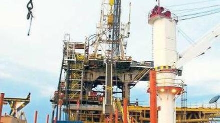 Öl aus Afrika. Für die Förderung von Gas und Öl (wie hier in Angola) kassieren die Konzerne Milliarden. Bei den Menschen kommt davon allerdings kaum etwas an.
